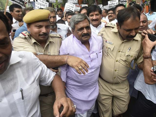 BJP workers protest in front of CM Arvind Kejriwal’s house to demand justice for a AAP worker, who killed herself after being molested by a fellow party worker.(Raj K Raj/ HT file photo)