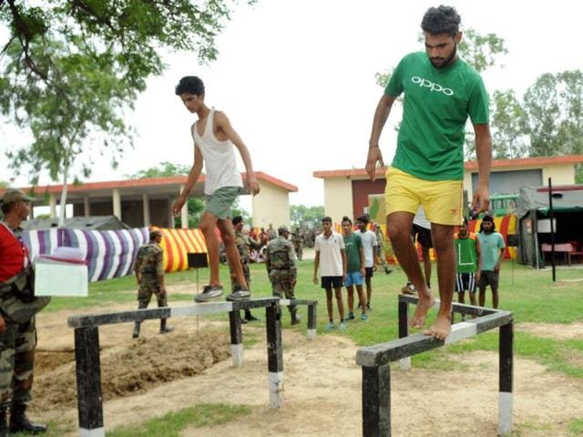 Candidates undergo a test of balance during an army recruitment rally in the Patiala cantonment area on Monday, August 1, 2016. (Bharat Bhushan/HT Photo) Candidates undergo a test of balance during an army recruitment rally in the Patiala cantonment area on Monday, August 1, 2016. (Bharat Bhushan/HT Photo)