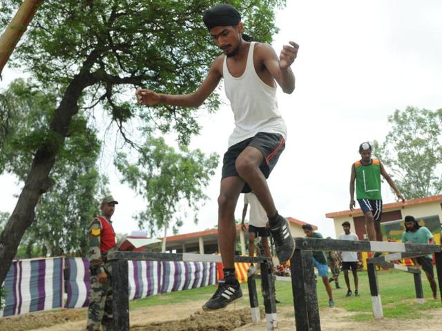 Candidates at an army recruitment rally in the Patiala cantonment area on Monday, August 1, 2016. (Bharat Bhushan/HT Photo) Candidates at an army recruitment rally in the Patiala cantonment area on Monday, August 1, 2016. (Bharat Bhushan/HT Photo)