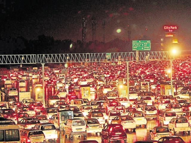 Snarls were reported from the Gurgaon Expressway on Monday evening after rain in Delhi. Chief minister ML Khattar was also delayed by over 10 minutes following reports of jam near Rajoukri.. (Rahul Grover/HT Photo) Snarls were reported from the Gurgaon Expressway on Monday evening after rain in Delhi. Chief minister ML Khattar was also delayed by over 10 minutes following reports of jam near Rajoukri.. (Rahul Grover/HT Photo)