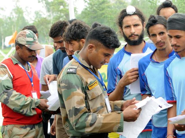 Candidates have their documents checked at an army recruitment rally in the Patiala cantonment area on Monday, August 1, 2016. (Bharat Bhushan/HT Photo) Candidates have their documents checked at an army recruitment rally in the Patiala cantonment area on Monday, August 1, 2016. (Bharat Bhushan/HT Photo)