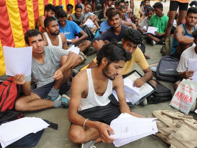 Candidates at an army recruitment rally in the Patiala cantonment area on Monday, August 1, 2016. (Bharat Bhushan/HT Photo) Candidates at an army recruitment rally in the Patiala cantonment area on Monday, August 1, 2016. (Bharat Bhushan/HT Photo)