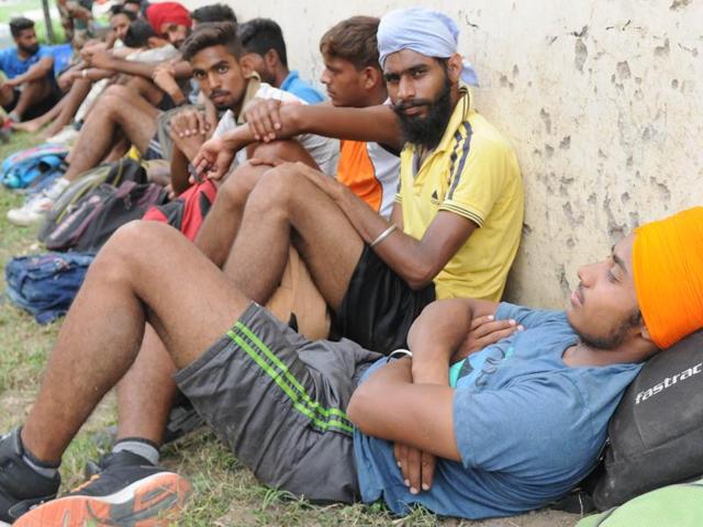 Candidates wait for their turn at an army recruitment rally in the Patiala cantonment area on Monday, August 1, 2016. (Bharat Bhushan/HT Photo) Candidates wait for their turn at an army recruitment rally in the Patiala cantonment area on Monday, August 1, 2016. (Bharat Bhushan/HT Photo)