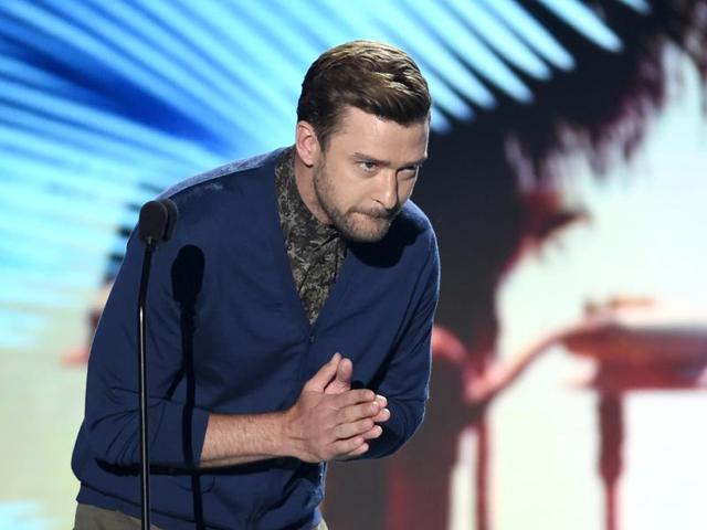 Justin Timberlake bows to the audience as he accepts the decade award at the Teen Choice Awards at the Forum. (Chris Pizzello/Invision/AP) Justin Timberlake bows to the audience as he accepts the decade award at the Teen Choice Awards at the Forum. (Chris Pizzello/Invision/AP)