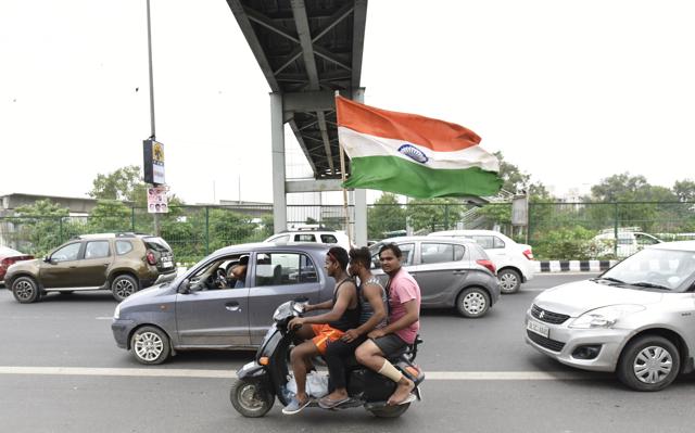 Traffic congestion at NH24 in New Delhi due to Kanwarias movement . (Virendra Singh Gosain/HT PHOTO) Traffic congestion at NH24 in New Delhi due to Kanwarias movement . (Virendra Singh Gosain/HT PHOTO)