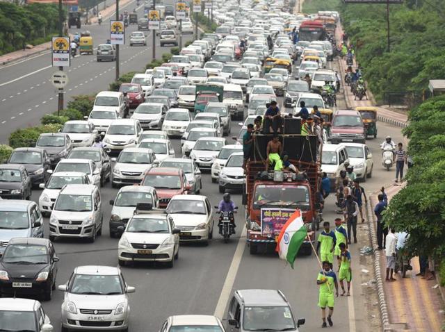 Traffic congestion at NH24 in New Delhi due to Kanwarias movement . (Virendra Singh Gosain/HT PHOTO) Traffic congestion at NH24 in New Delhi due to Kanwarias movement . (Virendra Singh Gosain/HT PHOTO)