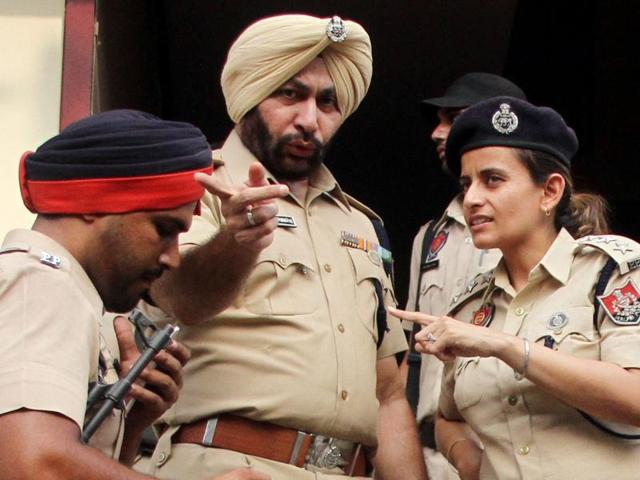 Police at the Punjab National Bank branch after the robbery, in Jawahar Nagar Camp in Ludhiana on Monday.(JS Grewal/HT Photo)