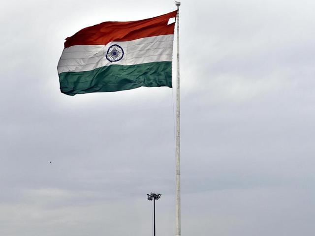 The national flag that keeps getting damaged because of winds has not been replaced after being removed a couple of weeks ago from Anand Park in Amritsar.(Sameer Sehgal/HT Photo)