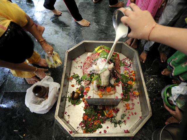 Devotees perform puja at a temple in Noida during Saavan Shivratri. (Sunil Ghosh/HT Photo) Devotees perform puja at a temple in Noida during Saavan Shivratri. (Sunil Ghosh/HT Photo)