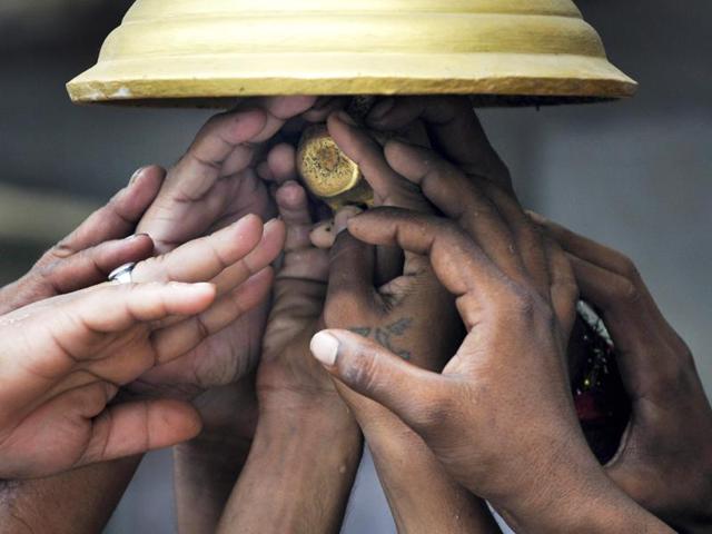 Devotees offer prayers at a temple in Noida. (Sunil Ghosh / HT Photo) Devotees offer prayers at a temple in Noida. (Sunil Ghosh / HT Photo)