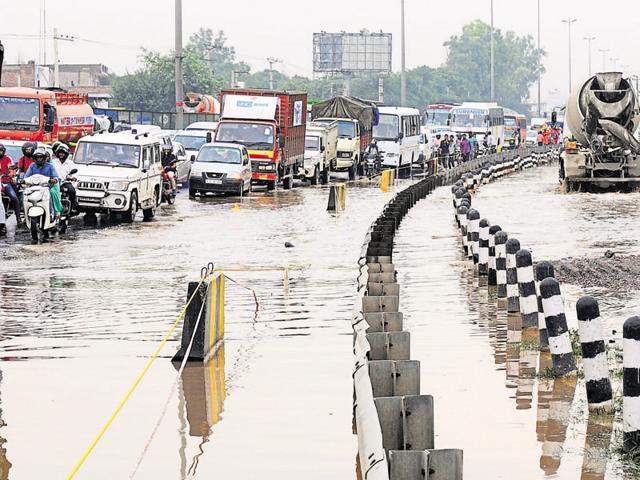 A jam on the waterlogged Delhi-Gurgaon Expressway. The rain on Thursday exposed Gurgaon’s lack of preparedness for the monsoon.(Parveen Kumar/HT File Photo)