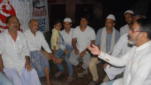Weavers discussing politics in their villages are not very impressed by Prime Minister Narendra Modi. They feel the Centre has failed to deliver on its promises, and think the Congress can do better.(HT Photo) Weavers discussing politics in their villages are not very impressed by Prime Minister Narendra Modi. They feel the Centre has failed to deliver on its promises, and think the Congress can do better.(HT Photo)