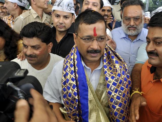 Delhi chief minister Arvind Kejriwal is welcomed by AAP workers and supporters as he arrives in Dharamshala.(HT Photo)