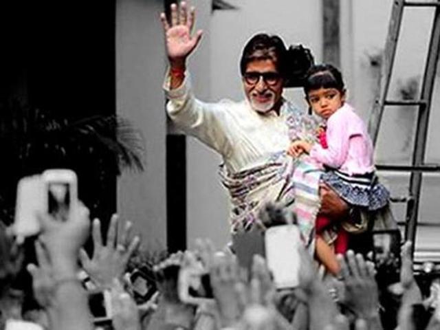 The fan scaled the huge wall of Amitabh’s Juhu bungalow to sing a song for the actor. (File photo) The fan scaled the huge wall of Amitabh’s Juhu bungalow to sing a song for the actor. (File photo)
