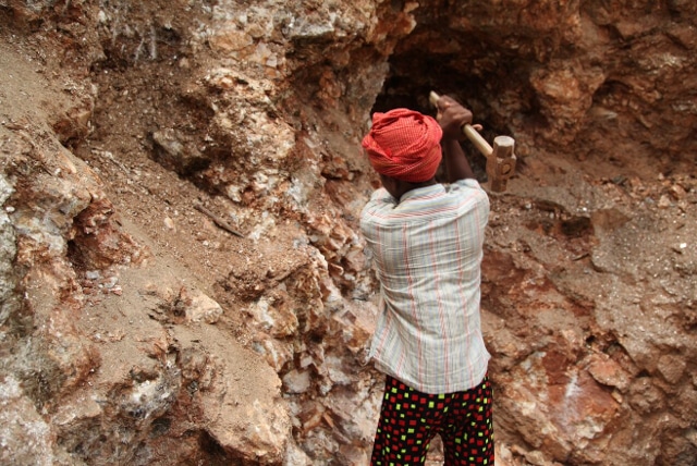 Sixteen-year-old Babloo uses a hammer to break pieces of mica in Giridih district of Jharkhand on June 27, 2016. (Nita Bhalla, Thomson Reuters Foundation)