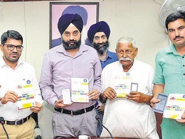 Deputy commissioner Ramvir Singh and mayor Amarinder Singh Bajaj had launched the Municipal Corporation Citizens Reporting and Mapping Tool in May this year. (HT File Photo) Deputy commissioner Ramvir Singh and mayor Amarinder Singh Bajaj had launched the Municipal Corporation Citizens Reporting and Mapping Tool in May this year. (HT File Photo)