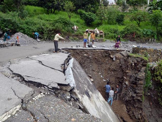A collapsed road near Khumera village, about 6km from Guptkashi on Kedarnath route. (Arvind Moudgil/HT Photo) A collapsed road near Khumera village, about 6km from Guptkashi on Kedarnath route. (Arvind Moudgil/HT Photo)