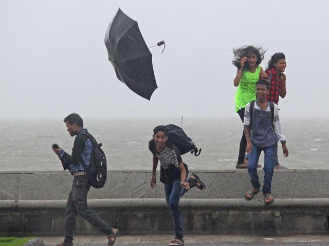 Youngsters at Marine Drive on Monday.(Satyabrata Tripathy/HT)