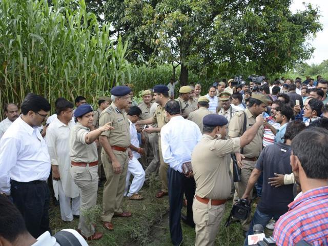 UP DGP Javeed Ahmed visits scene of crime where a family was robbed and a woman and her teenaged daughter were raped.(Sakib Ali/HT Photo)