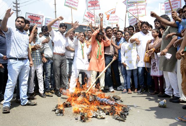 BJP members staged a protest and burnt effigy of the state government at Kala Aam chowk in Bulandshahr on Tuesday. (Sakib Ali/HT Photo) BJP members staged a protest and burnt effigy of the state government at Kala Aam chowk in Bulandshahr on Tuesday. (Sakib Ali/HT Photo)