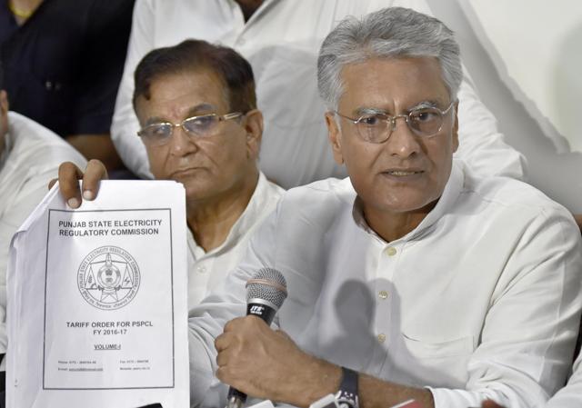 Punjab Pradesh Congress Committee vice-president Sunil Jakhar addressing mediapersons at the district Congress committee office in Amritsar on Tuesday.(Gurpreet Singh/HT Photo)