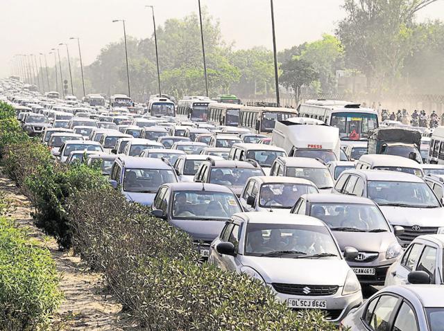 The Centre is expected to oppose NGT’s order to phase out more than 15 years old diesel vehicles in Delhi.(Parveen Kumar/HT File Photo)