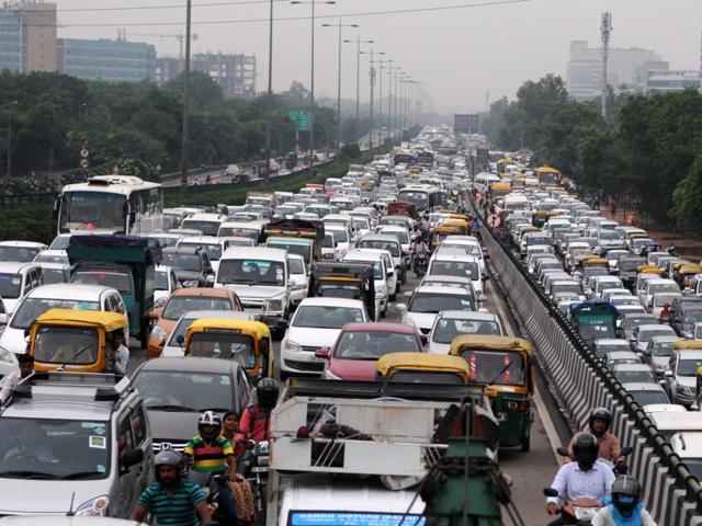 Heavy rains and Kanwar yatra resulted in long traffic jams in Gurgaon on Thursday.(Parveen Kumar/HT Photo) Heavy rains and Kanwar yatra resulted in long traffic jams in Gurgaon on Thursday.(Parveen Kumar/HT Photo)