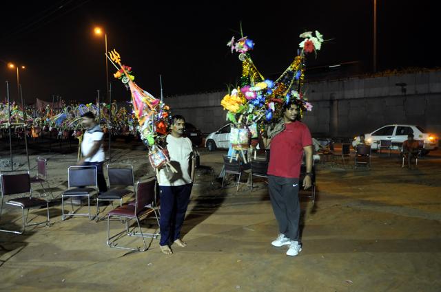 A khadi kanwar has to be supported on shoulders at all times, it cannot be kept down. (Abhinav Saha/HT Photo) A khadi kanwar has to be supported on shoulders at all times, it cannot be kept down. (Abhinav Saha/HT Photo)