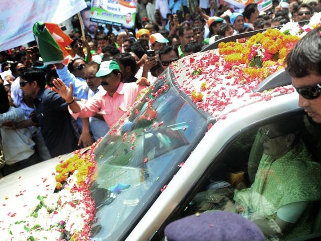 Congress president Sonia Gandhi arrives in Varanasi, ahead of a rally in Prime Minister Narendra Modi's constituency.(AFP Photo) Congress president Sonia Gandhi arrives in Varanasi, ahead of a rally in Prime Minister Narendra Modi's constituency.(AFP Photo)