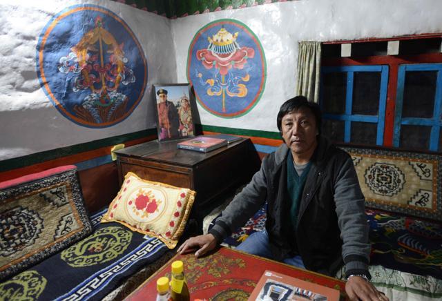 Raju Bista, tesoriere della Fondazione Gyalpo Jigme, a Lo Manthang, nell'Alto Mustang. (AFP) Raju Bista, tesoriere della Fondazione Gyalpo Jigme, a Lo Manthang, nell'Alto Mustang. (AFP)