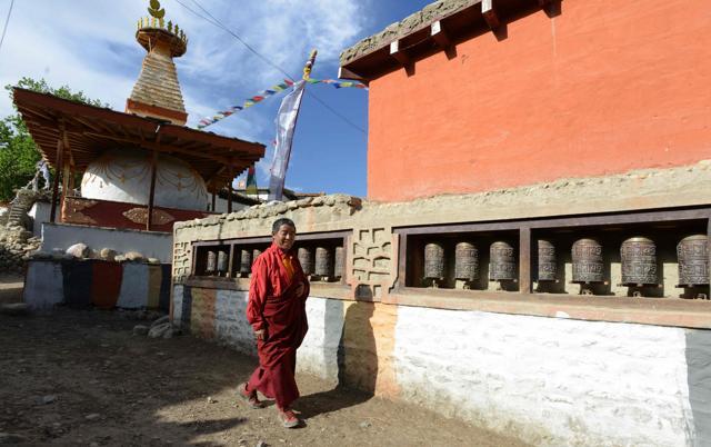 Un monaco nepalese passa davanti a uno stupa (chorten) nel villaggio di Ghemi a Lo Manthang, nell'Alto Mustang. (AFP)
