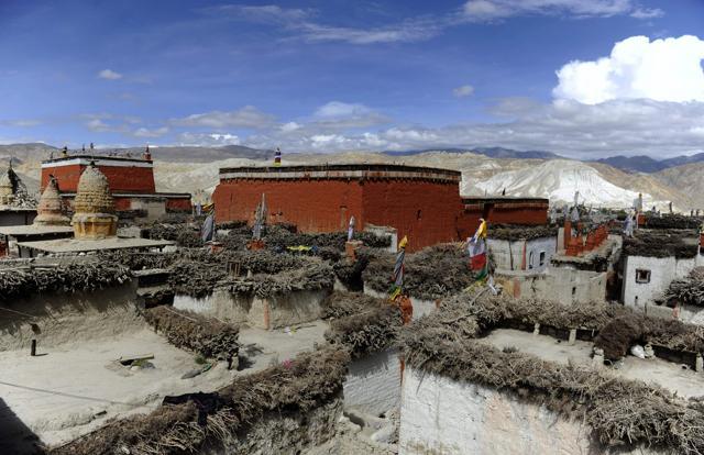Una vista del monastero della città murata e dello stupa di Lo Manthang nell'Alto Mustang. Nel cuore del monastero medievale, la battaglia per restaurare i murali sacri e preservare la cultura tradizionale buddista tibetana è in pieno svolgimento. (AFP)