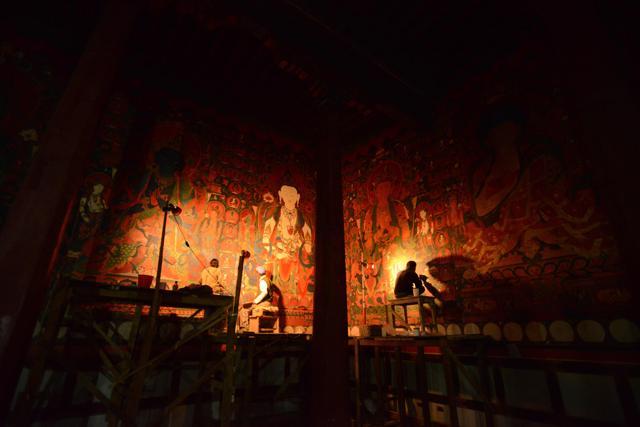 Artisti nepalesi restaurano murali sacri in un monastero a Lo Manthang, nell'Alto Mustang. (AFP)