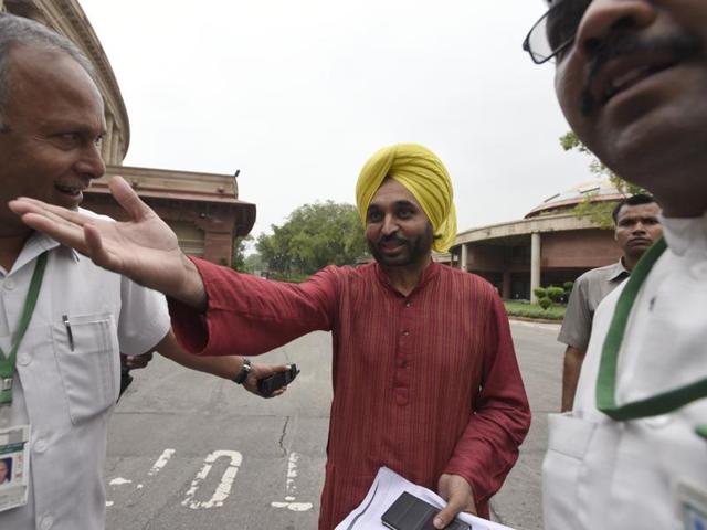 Aam Aadmi Party MP Bhagwant Mann leaves after meeting the Ethics Committee during the monsoon session of Parliament in New Delhi. (Sonu Mehta/HT Photo) Aam Aadmi Party MP Bhagwant Mann leaves after meeting the Ethics Committee during the monsoon session of Parliament in New Delhi. (Sonu Mehta/HT Photo)