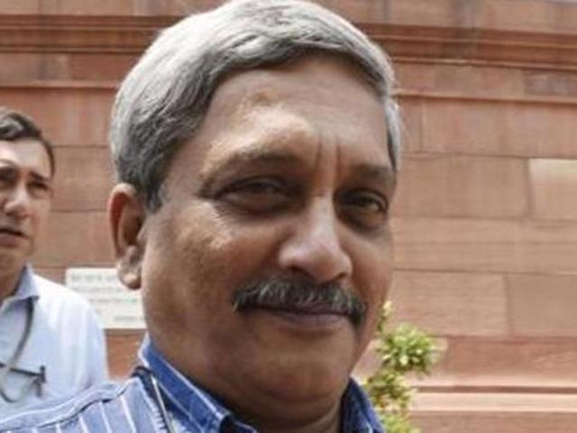 Defence minister Manohar Parrikar interacts with journalists outside Parliament in Delhi.(HT File Photo)