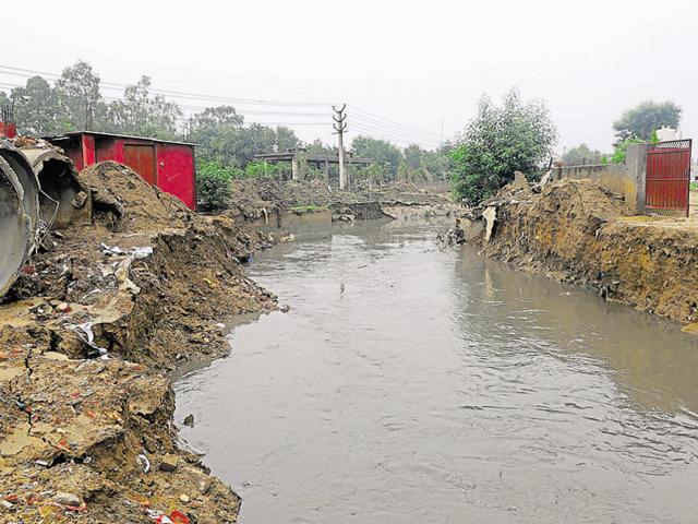 Experts pointed out that since water was not getting collected in Ghata bundh, it began entering the Badshahpur drain, putting pressure on it.(Abhinav Saha/HT Photo) Experts pointed out that since water was not getting collected in Ghata bundh, it began entering the Badshahpur drain, putting pressure on it.(Abhinav Saha/HT Photo)