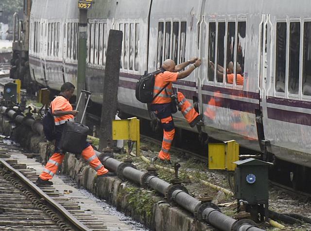 Officials prepare for the nine coach train’s trial run to Mumbai, where it reached 15 hours and 41 minutes after its departure from Delhi.  (Raj K Raj/HT PHOTO) 
