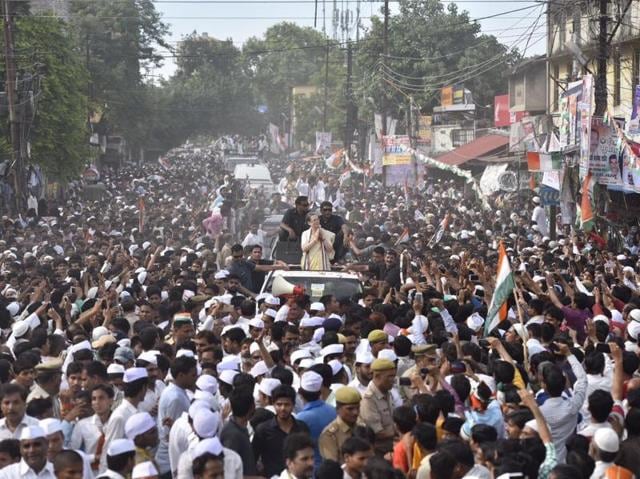 Sonia Gandhi greets Congress workers during a road show in Varanasi. (Ravi Choudhary/HT Photo) Sonia Gandhi greets Congress workers during a road show in Varanasi. (Ravi Choudhary/HT Photo)