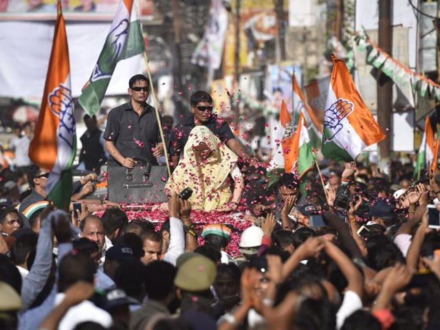 Congress workers shower rose petals on party chief Sonia Gandhi during a road show in Varanasi on Tuesday. (Ravi Choudhary/HT Photo) Congress workers shower rose petals on party chief Sonia Gandhi during a road show in Varanasi on Tuesday. (Ravi Choudhary/HT Photo)