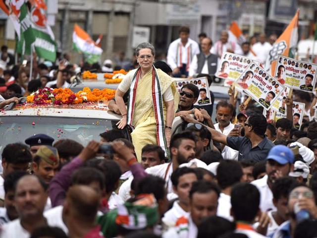 Congress president Sonia Gandhi during a roadshow in Varanasi.(Ravi Choudhary/HT Photo) Congress president Sonia Gandhi during a roadshow in Varanasi.(Ravi Choudhary/HT Photo)