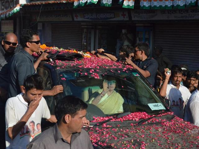 Congress chief Sonia Gandhi waves to the crowd from her vehicle in Varanasi. (Adarsh Gupta/HT Photo) Congress chief Sonia Gandhi waves to the crowd from her vehicle in Varanasi. (Adarsh Gupta/HT Photo)