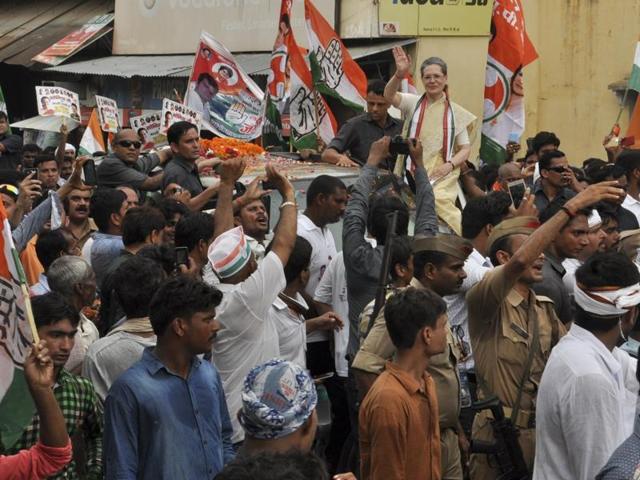 Sonia Gandhi’s cavalcade on the streets of Varanasi. (Rajesh Kumar/HT photo) Sonia Gandhi’s cavalcade on the streets of Varanasi. (Rajesh Kumar/HT photo)