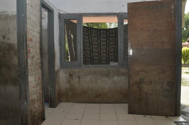 No windows and (below) lack of maintenance at the toilets of Sukhjit Ashram in Kapurthala on Tuesday. (Sikander Singh Chopra/HT Photos)