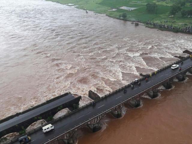 Public works minister (MSRDC) Eknath Shinde called for a survey of all the 36 colonial bridges on the Mumbai-Goa Highway(HT Photo)