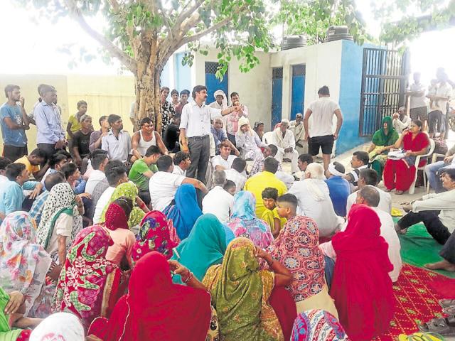 Faridabad district officials interact with Samaipur villagers and educate them about the problems of open defecation.(HT photo) Faridabad district officials interact with Samaipur villagers and educate them about the problems of open defecation.(HT photo)