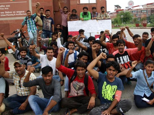 Students of State University of Performing and Visual Arts staging a protest in Rohtak on Tuesday.(Manoj Dhaka/HT Photo) Students of State University of Performing and Visual Arts staging a protest in Rohtak on Tuesday.(Manoj Dhaka/HT Photo)