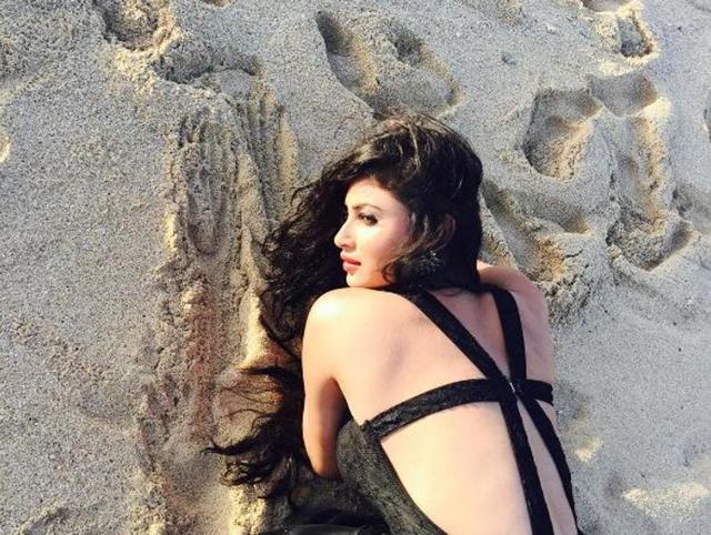 Chilling by the ocean? She looks like this and we look like... let’s not go there. (Instagram) 