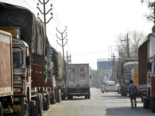 Trucks line up at a checkpost . GST will reduce stoppage times, thereby resulting in higher business(HT Photo)