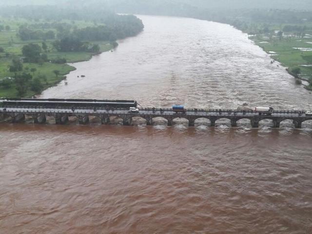 An old bridge connecting to the Mumbai-Goa highway collapsed and was washed away by the Savitri river late on Tuesday night.(HT Photo)