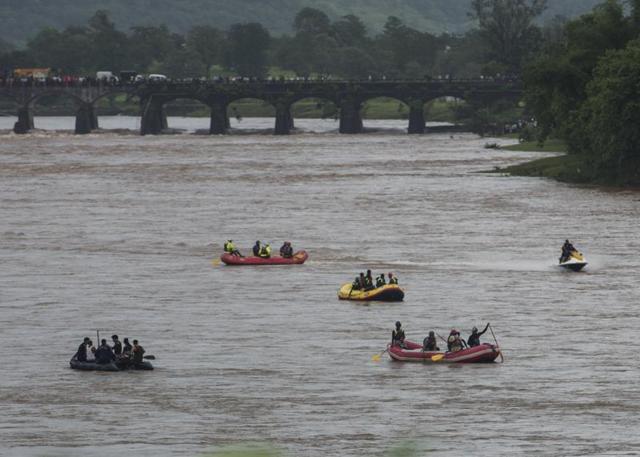 Search and rescue operation is on after an old bridge connecting to the Mumbai-Goa highway collapsed and was washed away by the Savitri river late on Tuesday night in Mahad, India. (Satish Bate)